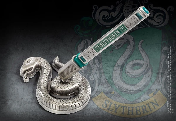 Noble Collection HP- Slytherin House Pen And Desk Stand 1 Noble Collection HP- Slytherin House Pen And Desk Stand